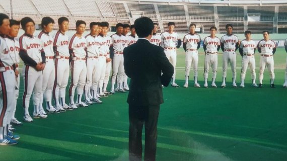 30대 젊은 나이에 취임한 송정규 롯데자이언츠 전 단장이 야구장에서 선수들과 첫 상견례를 갖고 있다.