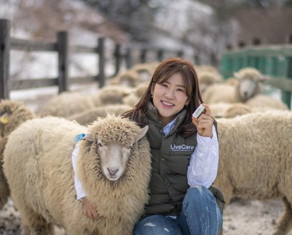 유라이크코리아 김희진 대표가 양떼 목장에서 양(羊) 전용 바이오캡슐을 선보이고 있다. 유라이크코리아 제공