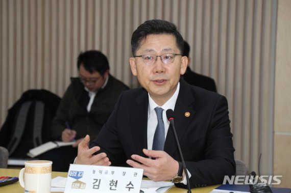 김현수 "발생지역내 돼지 전량 처분, ASF 차단 주요 요인"