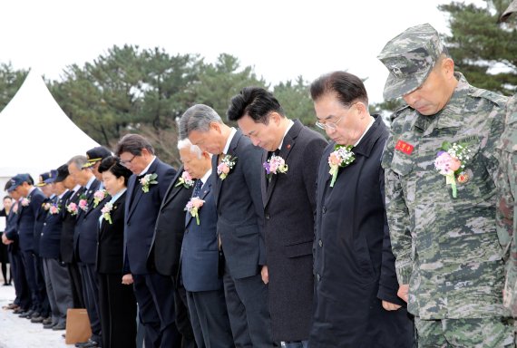 28일 오전 제주시 충혼묘지에서 진행된 제주국립묘지 조성사업 착공식에서 박삼득 국가보훈처장, 원희룡 제주지사, 김태석 제주도의회 의장 등 참석자들이 묵념하고 있다.