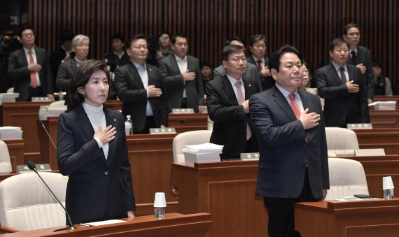 나경원 자유한국당 원내대표(앞줄 왼쪽)와 정양석 원내수석부대표(앞줄 오른쪽)를 비롯한 한국당 소속 의원들이 28일 여의도 국회에서 열린 긴급의원총회에서 국민의례를 하고 있다. 사진=서동일 기자