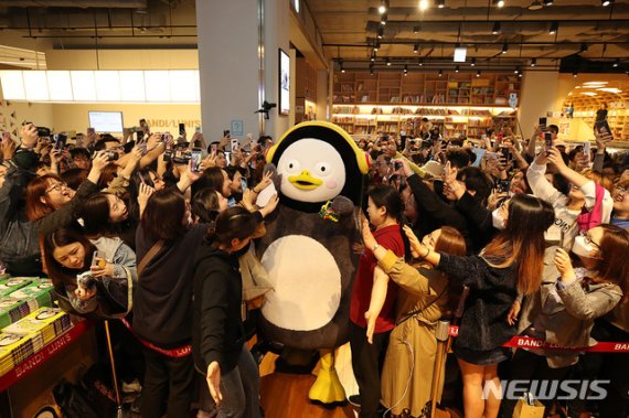 【서울=뉴시스】 이수지 기자 = EBS 유튜브 채널 ‘자이언트 펭TV’의 주인공 '펭수'의 부산 사인회 현장.(사진=EBS 제공).2019.11.05. suejeeq@newsis.com