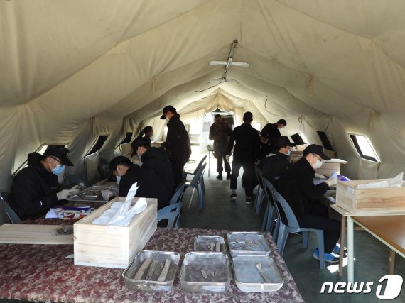 국방부는 오는 30일 강원도 철원군 비무장지대(DMZ) 내 화살머리고지 유해발굴작업이 최종 완료된다고 28일 밝혔다. 총 8개월여간 화살머리고지 일대 남측 지역에서 발굴된 유해는 261구이고, 유골은 2천30점에 달했다. 발굴된 유해 가운데 국군은 117구, 중국군 143구, 유엔군 1구 등으로 추정된다. 사진은 임시감식소에서 발굴유해에 대해 임시감식하는 모습. (국방부 제공) 2019.11.28/뉴스1