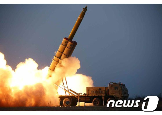 북한이 28일 오후 함경남도 연포 일대에서 발사한 발사체에 대해 '초대형 방사포 연발시험사격'이라고 29일 밝혔다. (노동신문)© 뉴스1