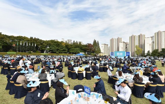 인천시는 운영 중인 온라인 시민청원 창구에 온라인토론장을 신설하고, 행정 전반을 살피고 개선안을 제시할 민관위원회를 출범하는 등 시민과의 소통을 강화한다. 사진은 시민들이 생각하는 최우선 정책과제와 현안 등을 알아보기 위해 진행한 '시민 시장 500인 토론회' 전경.