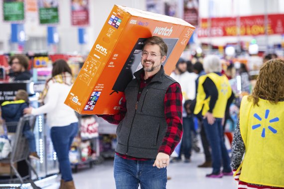 IMAGE DISTRIBUTED FOR WALMART - Customer leaves Walmart happy after purchasing an onn. TV at the retailer's Black Friday store event, on Thursday Nov. 28, in Bentonville, Ark. (Gunnar Rathbun/AP Images for Walmart) /뉴시스/AP /사진=