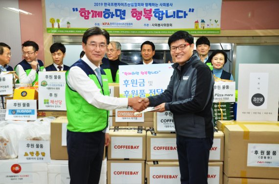 박기영 한국프랜차이즈산업협회장(앞줄 왼쪽)이 영락보린원 관계자에게 후원금 및 후원품을 전달하고 있다. 한국프랜차이즈산업협회 제공