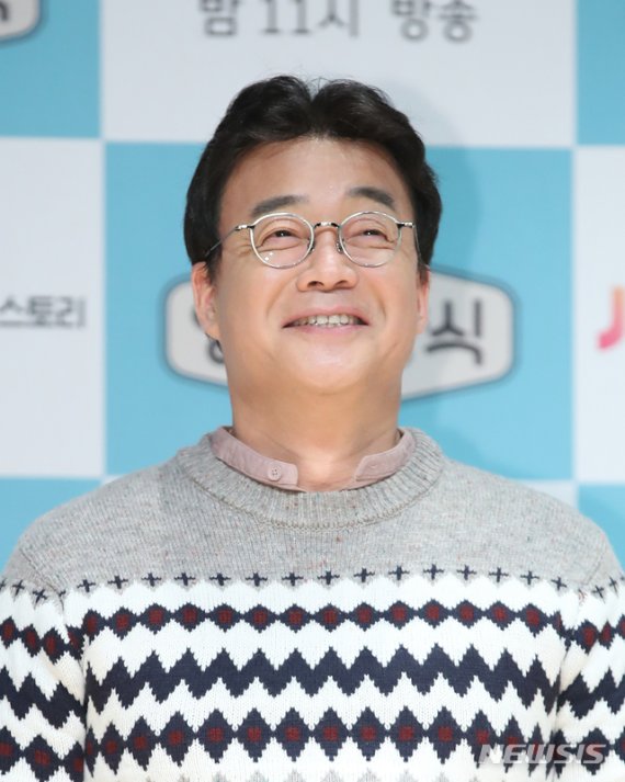[서울=뉴시스]조수정 기자 = 요리연구가 백종원이 29일 오전 서울 상암동 JTBC에서 열린 JTBC와 히스토리채널 '양식의 양식' 제작발표회에서 포즈를 취하고 있다. 2019.11.29. chocrystal@newsis.com