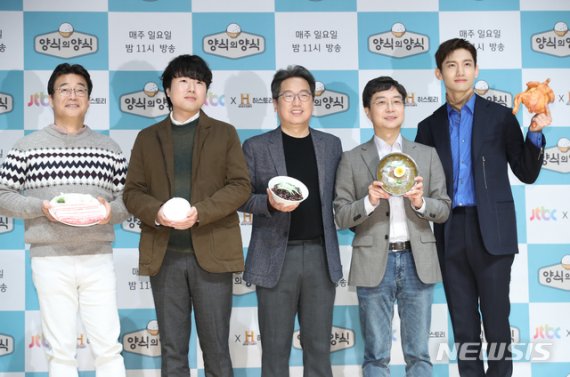 [서울=뉴시스]조수정 기자 = 요리연구가 백종원, 작가 채사장, 국문학자 정재찬 교수, 건축학자 유현준 교수, 동방신기 최강창민(왼쪽부터)이 29일 오전 서울 상암동 JTBC에서 열린 JTBC와 히스토리채널 '양식의 양식' 제작발표회에서 포즈를 취하고 있다. 2019.11.29. chocrystal@newsis.com