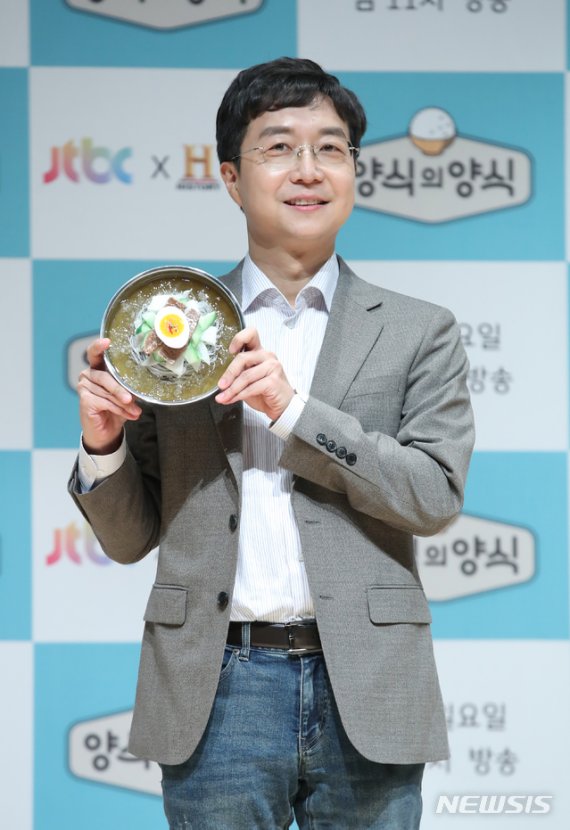 [서울=뉴시스]조수정 기자 = 건축학 교수 유현준이 29일 오전 서울 상암동 JTBC에서 열린 JTBC와 히스토리채널 '양식의 양식' 제작발표회에서 포즈를 취하고 있다. 양식의 양식은 매주 일요일 밤 11시 방송한다. 2019.11.29. chocrystal@newsis.com