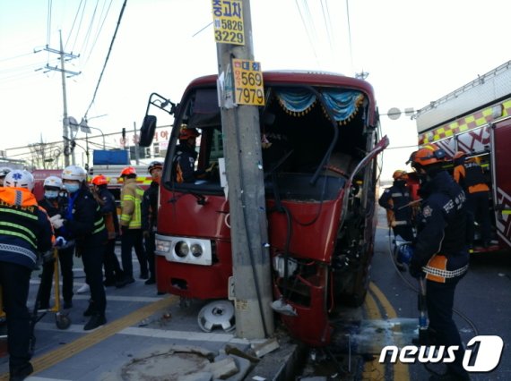 29일 오전 7시 59분께 천안의 한 교차로에서 통근버스가 시내버스를 추돌한 뒤 전신주를 들이받아 22명이 다쳤다.(천안서북소방서 제공)© 뉴스1