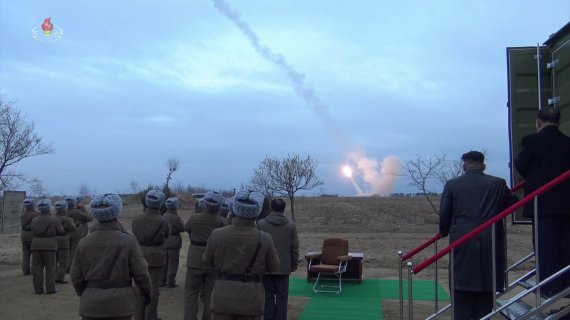 김정은 북한 국무위원장이 국방과학원에서 진행한 초대형 방사포 시험사격을 참관했다고 조선중앙TV가 29일 보도했다. 뉴시스
