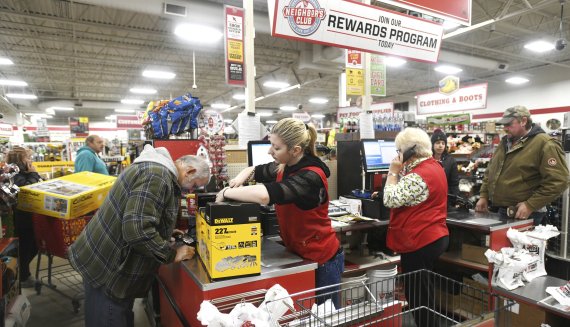 Tractor Supply Company clerk Alex Ehasz, center, helps customer Scott Campbell at the Ashtabula Township, Ohio, store around 6 a.m. on Friday Nov. 29, 2019. The 2019 holiday season will be a good measure of the U.S. economy’s health. (Warren Dillaway /The Star-Beacon via AP) /뉴시스/AP /사진=