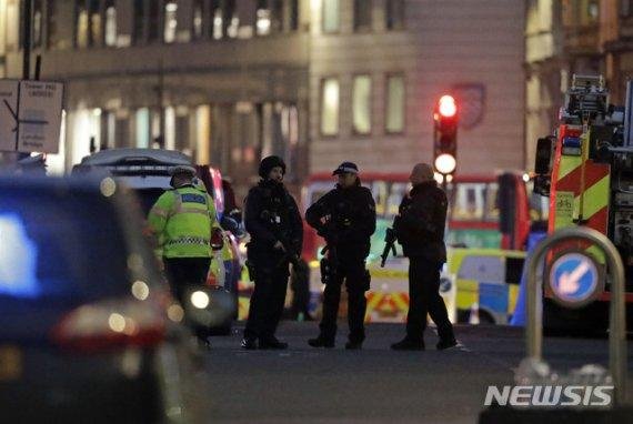 英 런던브리지서 '흉기 테러'로 2명 사망...용의자 사살돼