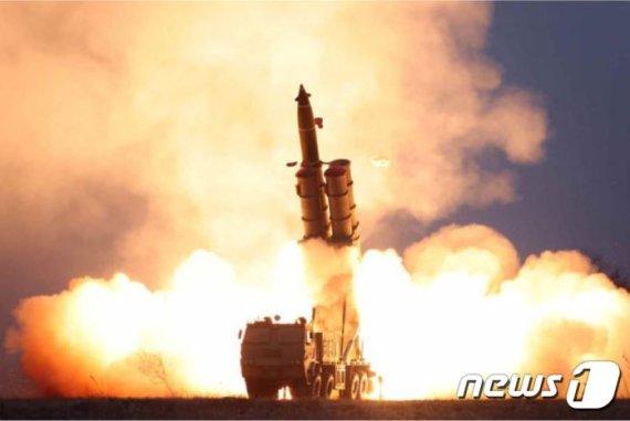 북한이 28일 오후 함경남도 연포 일대에서 발사한 발사체에 대해 '초대형 방사포 연발시험사격'이라고 29일 밝혔다. (노동신문)© 뉴스1