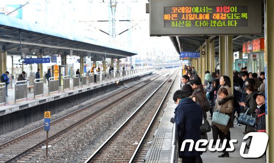 노량진역 인근서 고장으로 멈춘 열차…승객 250명 걸어서 역으로