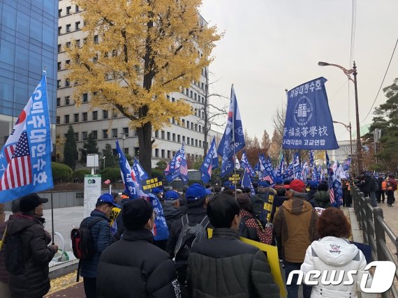 자유연대는 30일 오후에 서울 영등포구 국회 앞에서 집회를 열었다/뉴스1 © 뉴스1