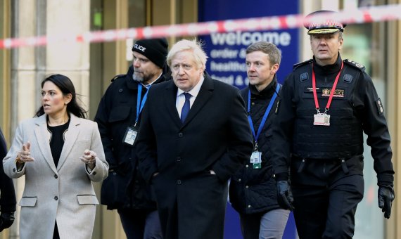 보리스 존슨 영국 총리(가운데)가 지난달 30일(현지시간) 수도 런던의 런던 브리지에서 전날 테러 현장을 둘러보고 있다.로이터뉴스1
