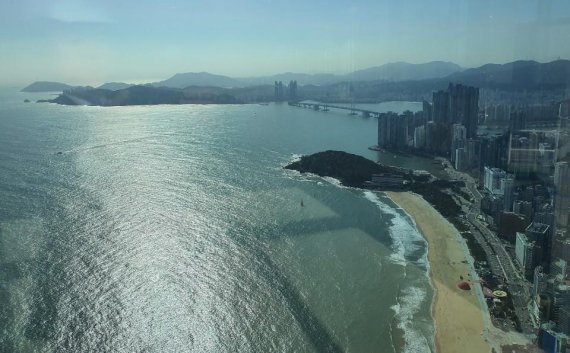 해운대 엘시티 101층 빌딩에서 바라본 해운대 해수욕장 백사장과 광안대교. 사진=노주섭 기자.