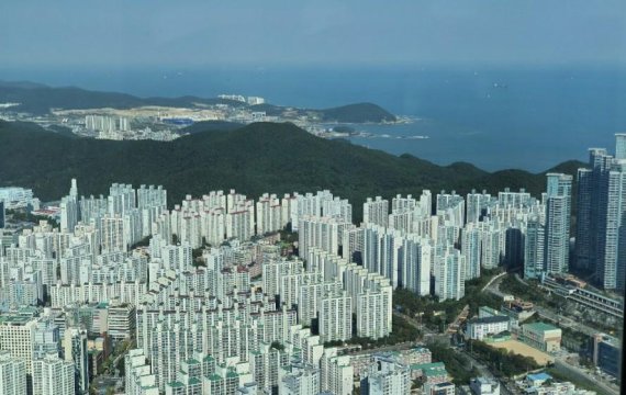 준공된 해운대 엘시티 101층에서 바라본 해운대신시가지와 동부산 오시리아 관광단지. 사진=노주섭 기자.