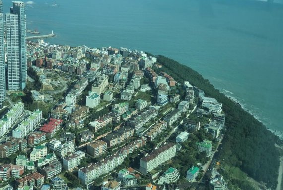해운대 엘시티 101층에서 바라본 부산의 관광명소 달맞이언덕과 문탠로드. 사진=노주섭 기자.
