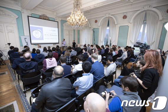 지난달 28일(현지시간)부터 이틀 간 네이버랩스유럽 주최로 프랑스 그르노블에서 열린 '로보틱스를 위한 인공지능' 워크숍이 열렸다.(네이버 제공) © 뉴스1