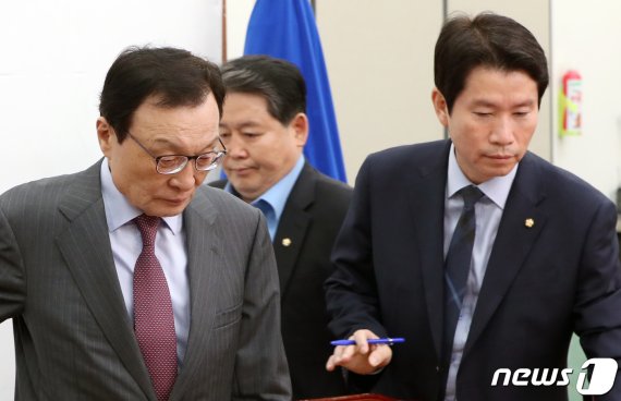 이해찬 더불어민주당 대표와 이인영 원내대표. 뉴스1 © News1 이종덕 기자