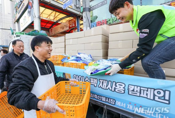 현대홈쇼핑 직원들이 지난 2일 오전 서울 성동구 마장축산물시장을 방문해 상인들에게 아이스팩을 전달하고 있다.