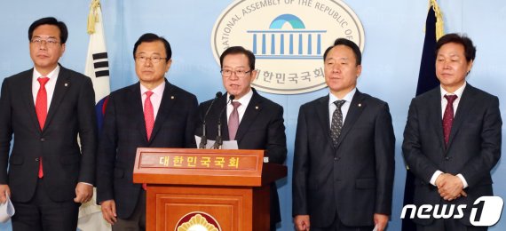 한국당 "與, 필리버스터 철회 요구하며 예산심의 파행 몰아"