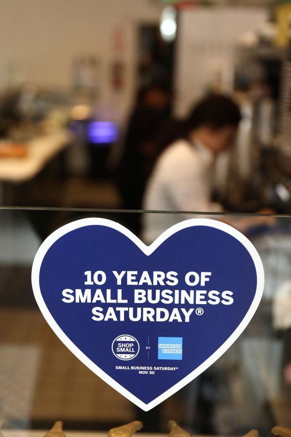 IMAGE DISTRIBUTED FOR AMERICAN EXPRESS - Carrera Cafe celebrates the 10th annual Small Business Saturday, founded by American Express, on Saturday, November 30, 2019, in West Hollywood, Calif. (Photo by Matt Sayles/American Express via AP Images) /뉴시스/AP
