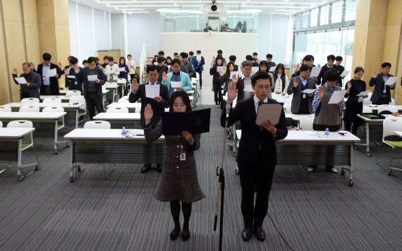 한국로봇산업진흥원 전 임직원이 인권헌장에 선서를 하고 있다.