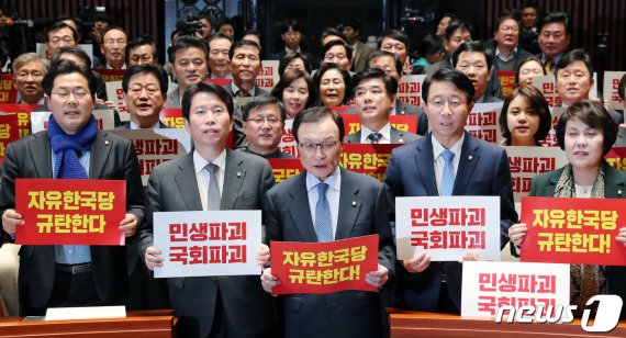 與 "한국당, 필리버스터 철회해야 비쟁점 법안 처리 가능"