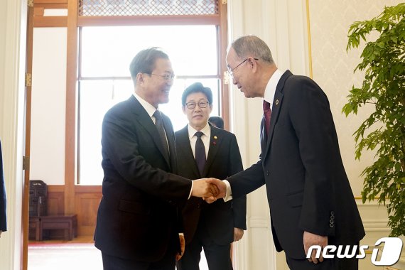 문재인 대통령이 3일 청와대에서 열린 국가기후환경회의 격려 오찬에서 반기문 위원장과 악수하고 있다. (청와대 제공) 2019.12.3/뉴스1 /사진=뉴스1화상