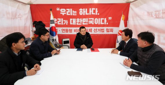 황교안 자유한국당 대표가 3일 서울 종로구 청와대 사랑채 앞 천막농성장에서 당무를 보고 있다.