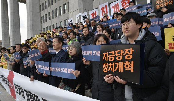 공수처법 본회의 부의… 민주당, ‘필리버스터’ 꺼내 든 한국당에 최후통첩