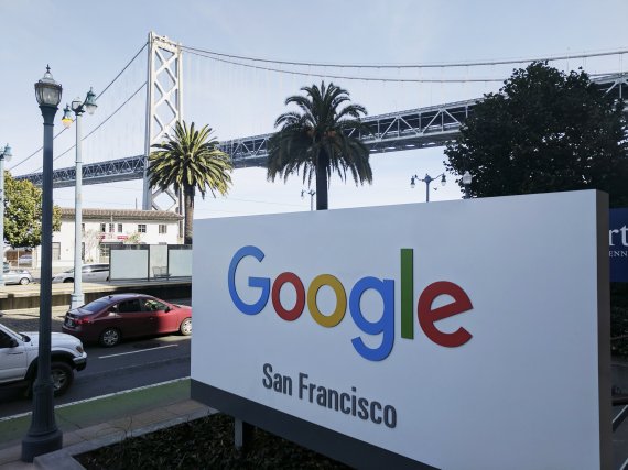 FILE - In this Oct. 31, 2018, file photo shows signage outside the offices of Google in San Francisco with the San Francisco-Oakland Bay Bridge in the background. (AP Photo/Michael Liedtke, File) /뉴시스/AP /사진=