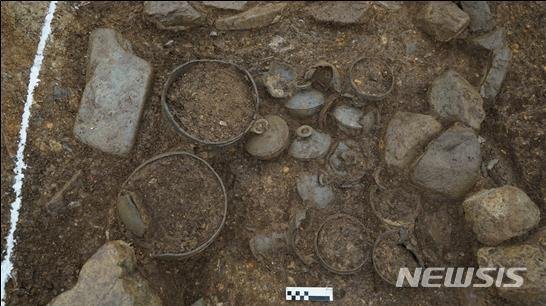 [대구=뉴시스]김정화 기자 = 대구 동구 안심창조밸리 공영주차장 조성부지에서 초기철기 시대, 삼국시대, 조선 시대의 분묘와 건물 등이 한곳에서 발견됐다. 사진은 31호 석곽묘 동단벽 출토유물. (사진 = 대구시 동구 제공) 2019.12.04. photo@newsis.com