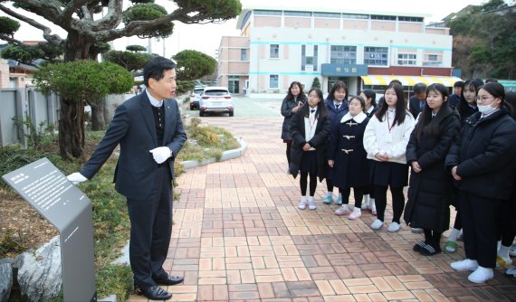 장석웅 전남도교육감이 목포여자중학교 교훈비 앞에 설치된 친일잔재 청산 안내문을 보며 학생들과 대화를 나누고 있다.사진=전남도교육청 제공