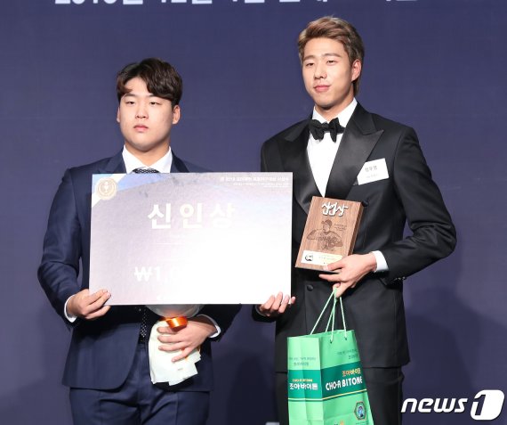 LG 트윈스 정우영(오른쪽)이 신인상을 수상한 후 고교선배 kt 위즈 강백호와 기념촬영을 하고 있다. /사진=뉴스1화상