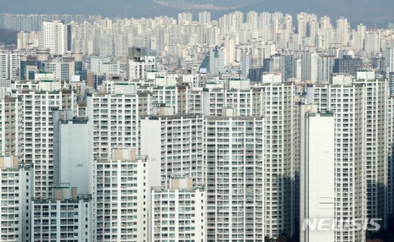 분양가상한제 시행 후 한달 동안 서울 아파트 가격은 오히려 더 오르고 있다. 한국감정원에 따르면 지난 4주간 서울 아파트 매매가격지수는 각각 0.09%, 0.10%, 0.11%, 0.13% 오르며 분양가상한제 이후 상승폭이 더 커졌다.