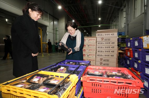 [서울=뉴시스]홍효식 기자 = 조성욱 공정거래위원장이 28일 오후 서울 송파구 서울복합물류단지 내 온라인 유통업체인 '마켓컬리'를 방문해 김슬아 컬리 대표와 냉장센터를 둘러보고 있다. 2019.11.28. yesphoto@newsis.com