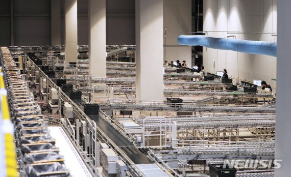 SSG닷컴의 김포 온라인 전용 물류센터(네오002) 내부 모습.