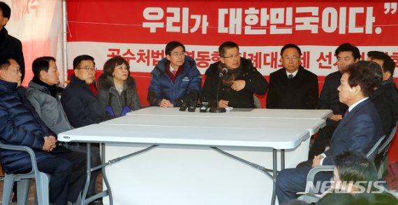 한국당 "백원우 특감반 수사관 억울한 죽음…靑, 진실 밝혀라"(종합)