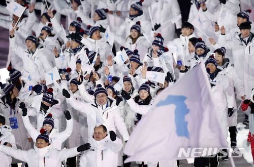 국제올림픽위원회(IOC)가 오는 2032년 하계올림픽 우선협상자로 호주 브리즈번을 선정했다고 24일(현지시간) AP통신이 전했다. 이에따라 남북한의 2032년 하계올림픽 공동개최 계획은 물거품 위기에 놓였다. 지난 2018년 평창동계올림픽 개회식에서 남북이 공동입장하고 있다. 사진=뉴시스