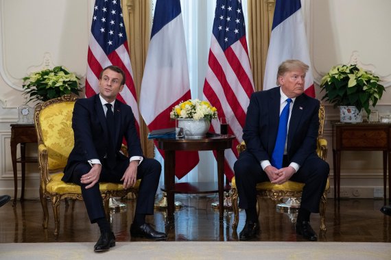 ‘냉랭’/도널드 트럼프 미국 대통령(오른쪽)과 에마뉘엘 마크롱 프랑스 대통령이 3일(현지시간) 영국 런던의 미 대사관저에서 다음날 공식 정상회담을 앞두고 열린 공개 회동에서 서로 반대 방향을 보고 있다. 로이터 뉴스1
