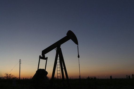 FILE - In this June 11, 2019, photo a pump jack operates in an oil field in the Permian Basin in Texas. (Jacob Ford/Odessa American via AP, File) /뉴시스/AP /사진=