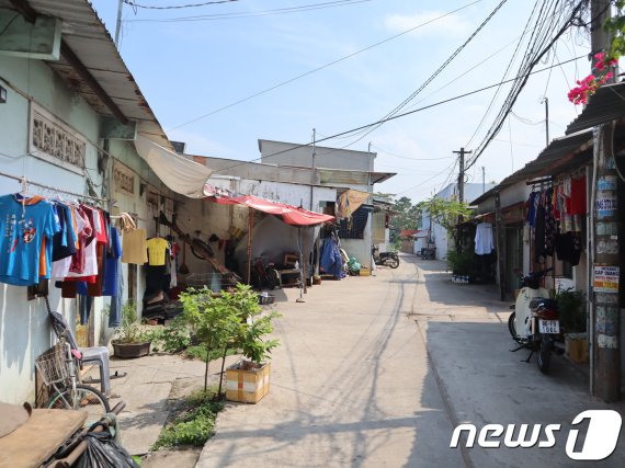 호찌민시 빈떤군 내 한 마을에 가옥을 따라 빨래가 널려 있다. 일 년 내내 더운 날씨 때문에 이들에게 빨래는 일상과 가깝다. © 뉴스1© 뉴스1