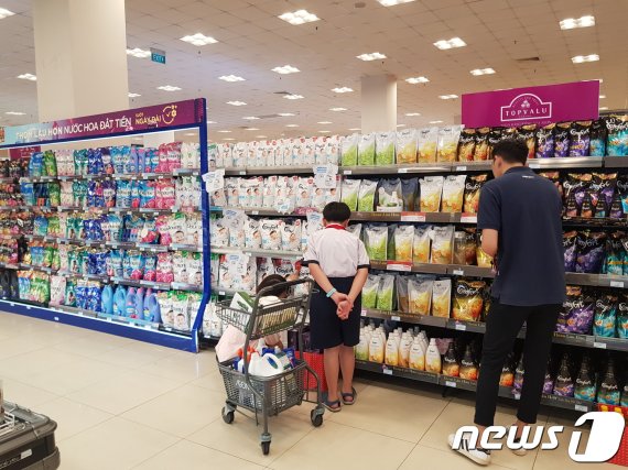 호찌민시 이온몰에 섬유유연제 코너. 유니레버의 콤포트(오른쪽)과 P&G의 다우니(왼쪽)이 절반씩 진열장을 차지하고 있다. 실제 점유율도 40% 내외로 비슷한 수준이다. © 뉴스