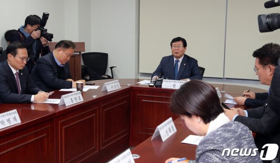 5일 더불어민주당 검찰공정수사촉구특별위원회가 첫 회의를 열고 검찰의 수사권 남용과 정치적 중립성 훼손을 비판하며 관련 대책을 논의하고 있다. 뉴스1