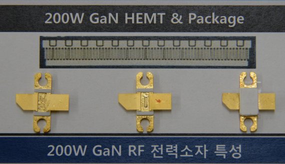 한국전자통신연구원 연구진이 개발한 질화갈륨 전력소자 칩을 패키징한 모습. 한국전자통신연구원 제공